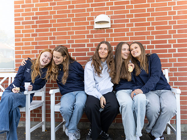 Efterskole elever sammen på bænk Vestbirk Efterskole